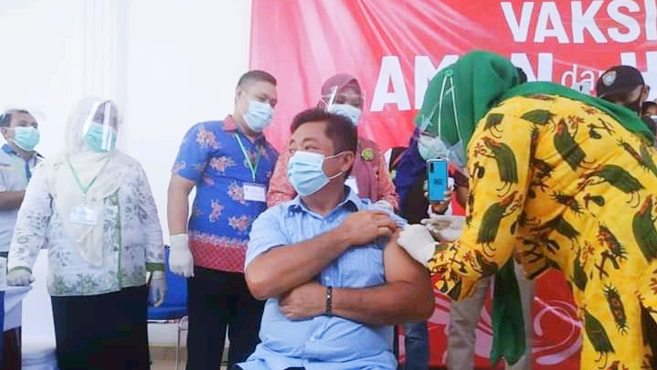 BUPATI Kepulauan Sula Hendrata Thes saat disuntik vaksin sinovac, bertempat di Isda, Sabtu (6/2/2021)