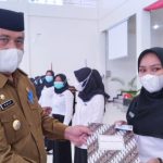 PENJABAT Bupati Halmahera Timur M. Ali Fataruba menyerahkan SK 80 persen kepada lulusan tahun 2019 lalu