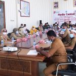 PENJABAT Bupati Halmahera Timur M. Ali Fataruba saat memimpin rapat pembentukan Satgas Covid-19, Senin (8/2/2021)