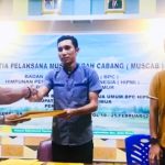 KETUA Panitia Muscab Hipmi Haltim, Sukman saat menerima berkas salah satu calon ketua HIPMI Haltim