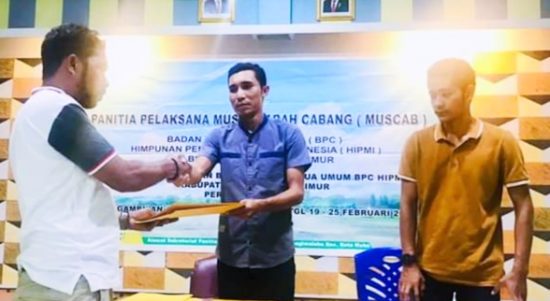 KETUA Panitia Muscab Hipmi Haltim, Sukman saat menerima berkas salah satu calon ketua HIPMI Haltim