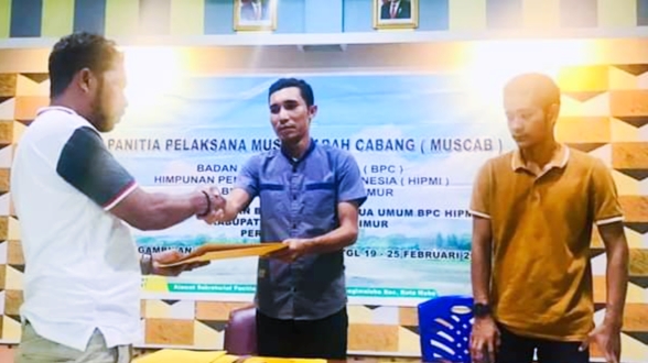 KETUA Panitia Muscab Hipmi Haltim, Sukman saat menerima berkas salah satu calon ketua HIPMI Haltim