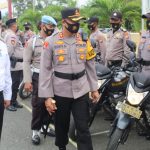 KAPOLRES Halmahera Timur AKBP Edy Sugiharto, bersama Pj Bupati Haltim M. Ali Fataruba mengecek personel Polres usai apel peraiapan pengamanan pelantikan Bupati dan Wakil Bupati Haltim terpilih, Rabu (24/2/2021)