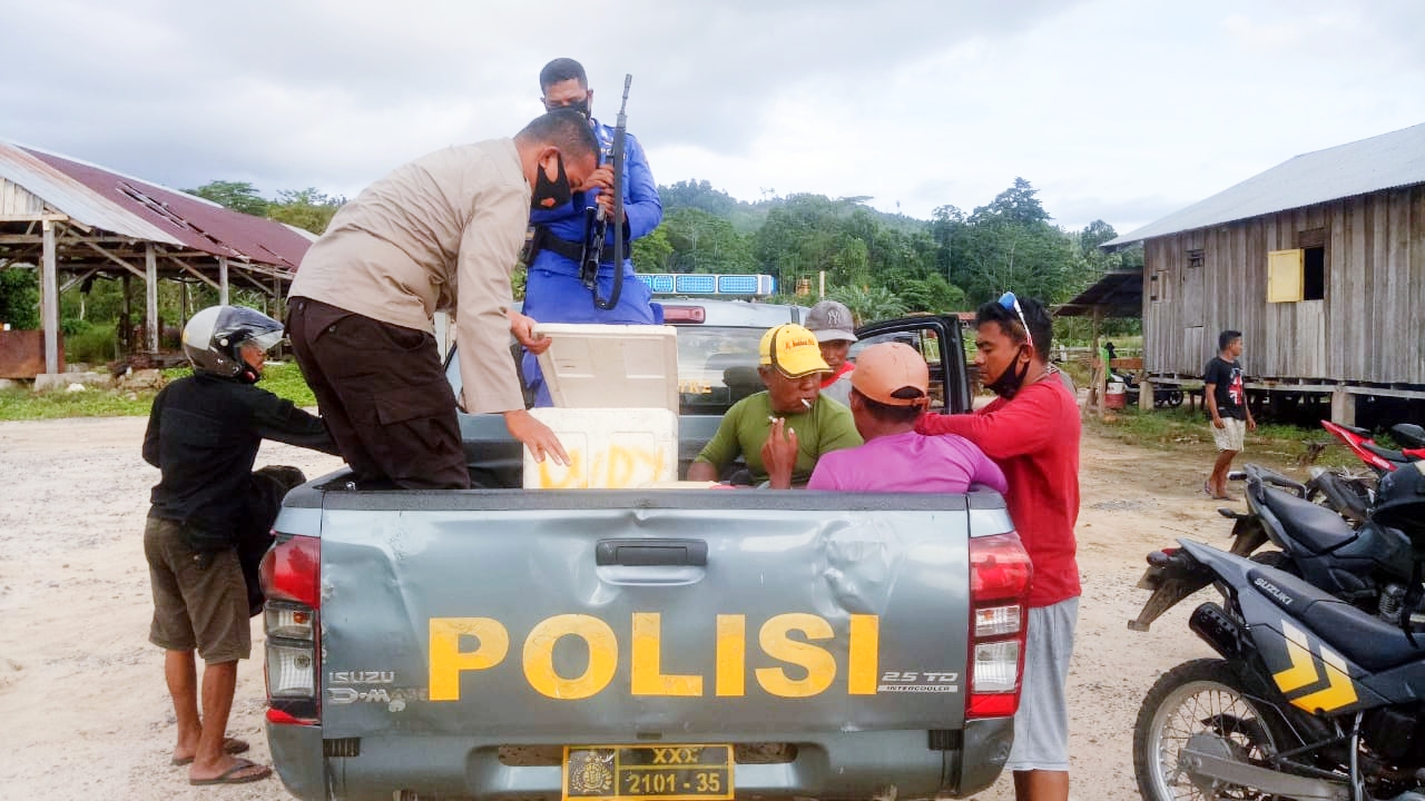 PELAKU pemboman ikan di Pulau Taliabu, bersama barang bukti diamankan Polairud Kepsul dan Polsek Taliabu, Jumat (26/2/2021)