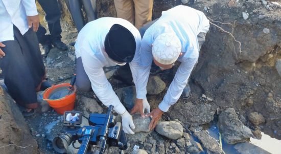 BUPATI Halmahera Timur Drs. Ubaid Yakub didampingi Istri Ny. Sitinur Ubaid dan Pj. Sekretaris Daerah Haltim Deni Tjan bersama sejumlah pimpinan OPD melakukan peletakan batu pertama pembangunan masjid di Mekarsari, Wasile Selasa (2/3/2021)