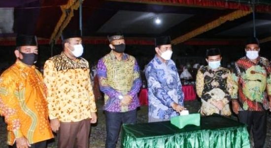 BUPATI Haltim Drs. Ubaid Yakub (tengah) saat membuka kegiatan STQ ke-10, Selasa (2/3/2021) malam kemarin