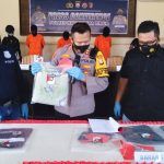 KAPOLRES Halmahera Timur (Haltim) AKBP, Eddy Sugiharto, didampingi Kabag Humas, Iptu Jufri Adam, dan Kasat Reskrim, AKBP Paultri Yustiam, dalam jumpa pers di Aula Polres Rabu (03/03/2021)