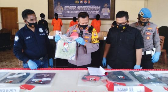 KAPOLRES Halmahera Timur (Haltim) AKBP, Eddy Sugiharto, didampingi Kabag Humas, Iptu Jufri Adam, dan Kasat Reskrim, AKBP Paultri Yustiam, dalam jumpa pers di Aula Polres Rabu (03/03/2021)