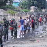 ANGGOTA TNI, warga Waiboga dan anggota Polres Kepsul gotong royong membangun talud penahan banjir