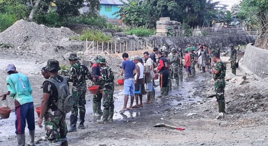 ANGGOTA TNI, warga Waiboga dan anggota Polres Kepsul gotong royong membangun talud penahan banjir