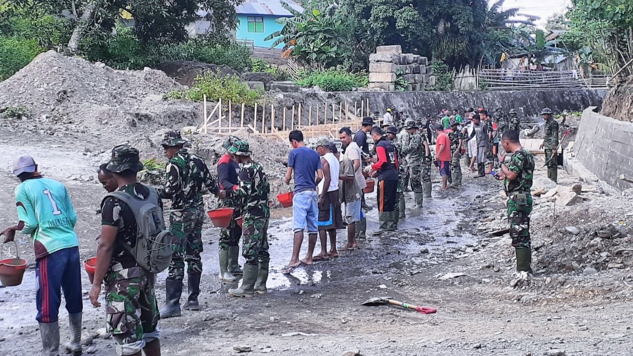 ANGGOTA TNI, warga Waiboga dan anggota Polres Kepsul gotong royong membangun talud penahan banjir