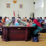 BUPATI dan Wakil Bupati Halmahera Timur (Haltim) Drs. Ubaid Yakub dan Anjas Taher menggelar rapat perdana bersama pimpinan OPD lingkup Pemda Haltim, Jumat (5/3/2021)