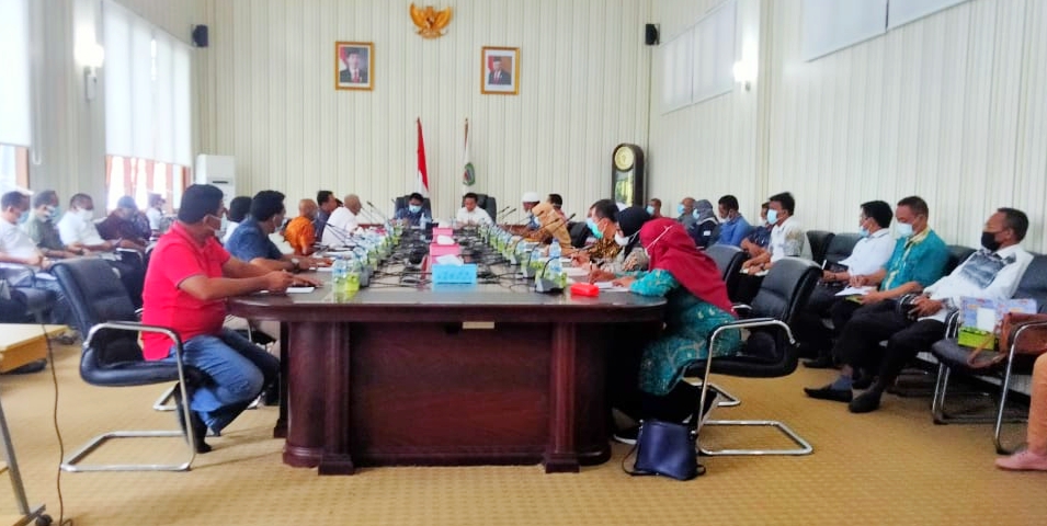 BUPATI dan Wakil Bupati Halmahera Timur (Haltim) Drs. Ubaid Yakub dan Anjas Taher menggelar rapat perdana bersama pimpinan OPD lingkup Pemda Haltim, Jumat (5/3/2021)