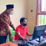 KEPALA Cabang Dinas Pendidikan dan Kebudayaan (Kacbdikbud) Haltim, Muhammad Jufriyadi mengecek kesiapan sekolah menjelang ujian sekolah di Haltim