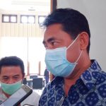 BUPATI Halmahera Timur, Ubaid Yakub didampingi wakil bupati Anjas Taher saat memberi keterangan pers di awak media, Jumat (5/3/2021)