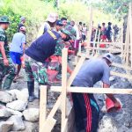 ANGGOTA TNI, Polri dan warga Desa Waiboga gotong royong membuat talud