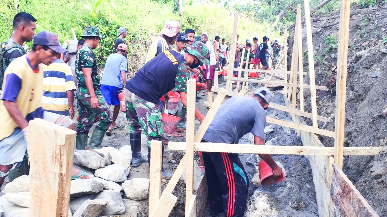 ANGGOTA TNI, Polri dan warga Desa Waiboga gotong royong membuat talud