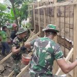 KERJASAMA TNI dan warga Waiboga membangun talud penahan banjir