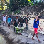 SUASANA pekerjaan talud penahan banjir di Desa Waiboga, Kecamatan Sulabesi Tengah oleh Satgas TMMD dari Kodim Sanana dan masyarakat, anggota Polri dan unsur Pemda Kepsul