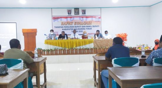 KOMISI Pemilihan Umum (KPU) Kabupaten Halmahera Timur (Haltim) menggelar rapat evaluasi penyelenggara tingkat bawah atau adhok di Aula penginapan Samada, Sabtu (13/3/2021)