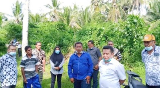 WAKIL Bupati Halmahera Timur (Haltim) Anjas Taher (kameja putih), didampingi Camat Wasile Selatan Jainuddin dan Kepala Desa Ekorino Yoram Maudul, saat melihat langsung sungai puruyama, di Kecamatan Wasile Selatan, Sabtu (13/3/2021)