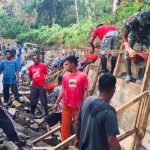 SUASANA anggota TNI, Polres, unsur Pemda dan warga gotong royong menyelesaikan pekerjaan talud penahan banjir di Desa Waiboga, Senin (15/3/2021) lalu