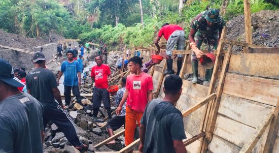 SUASANA anggota TNI, Polres, unsur Pemda dan warga gotong royong menyelesaikan pekerjaan talud penahan banjir di Desa Waiboga, Senin (15/3/2021) lalu