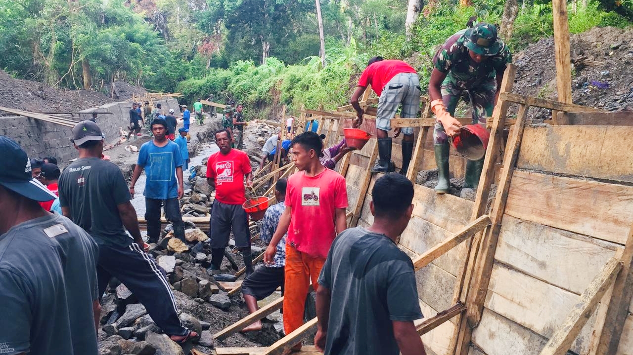 SUASANA anggota TNI, Polres, unsur Pemda dan warga gotong royong menyelesaikan pekerjaan talud penahan banjir di Desa Waiboga, Senin (15/3/2021) lalu