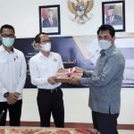 BUPATI Halmahera Timur (Haltim) Drs. Ubaid Yakub (kanan) menyerahkan LKPD tahun 2020 kepada BPK Malut, Senin (15/3/2021)