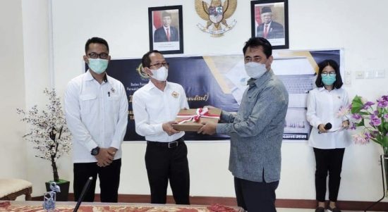 BUPATI Halmahera Timur (Haltim) Drs. Ubaid Yakub (kanan) menyerahkan LKPD tahun 2020 kepada BPK Malut, Senin (15/3/2021)