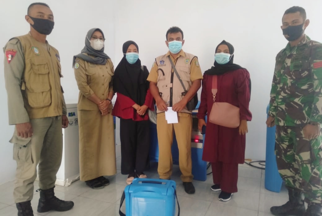 KEPALA Bidang Pencengahan dan Pengendalian (P2) Dinkes, Kepsul Saiful Makassar bersama tenaga medis saat mendistribusi vaksin covid-19 ke Puskesmas Waisakai, Kecamatan Mangoli Utara Timur