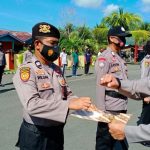 KAPOLRES Haltim Sugiharto saat memberikan penghargaan kepada personelnya dan empat kepala desa di Mako Polres Haltim, Sabtu (20/3/2021)