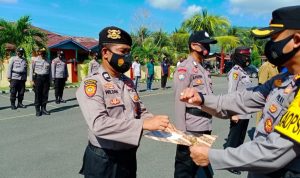 KAPOLRES Haltim Sugiharto saat memberikan penghargaan kepada personelnya dan empat kepala desa di Mako Polres Haltim, Sabtu (20/3/2021)