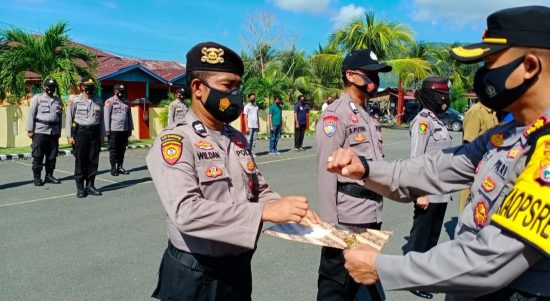 KAPOLRES Haltim Sugiharto saat memberikan penghargaan kepada personelnya dan empat kepala desa di Mako Polres Haltim, Sabtu (20/3/2021)