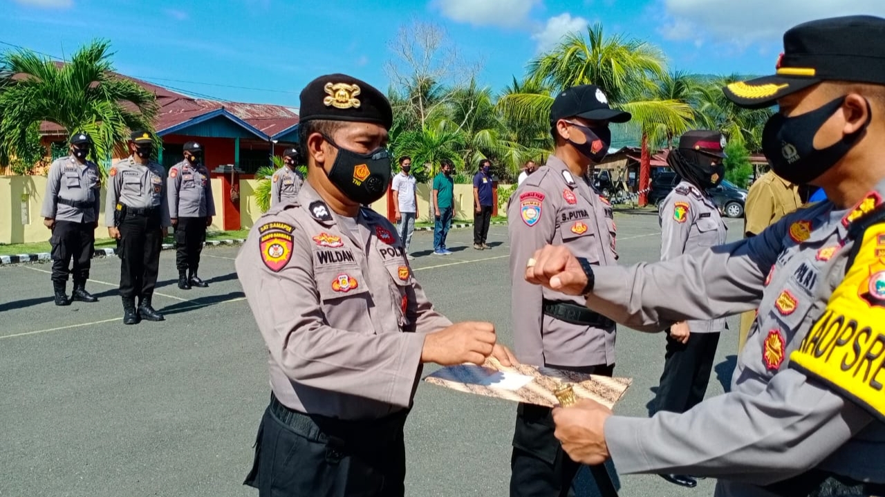 KAPOLRES Haltim Sugiharto saat memberikan penghargaan kepada personelnya dan empat kepala desa di Mako Polres Haltim, Sabtu (20/3/2021)