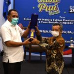 BUPATI Halsel Terpilih Usman Sidik (tengah) didampingi ketua SIWO PWI Malut saat menerima penghargaan dari SIWO PWI Pusat, Rabu (24/3/2021)