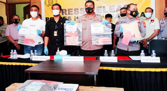 WAKAPOLRES Halbar Kompol Moch. Arinta Fauzi S.I.K, didampingi Kasatreskrim Iptu. Elvin Septian Akbar, Kasubag Humas AKP. Stevanus Supratmoko dan Kanit Opsnal Ipda Gian C. Jumairo Laapen, serta beberapa jajarannya, saat menggelar jumpa pers Selasa (30/3/2021)