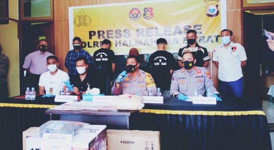 WAKAPOLRES Halbar Kompol Moch. A. Fauzi. S.I.K., didampingi Kasatreskrim Iptu Elvin S. Akbar, Kasubag Humas AKP Stevanus Supratmoko dalam press release, Selasa (30/03/2021)