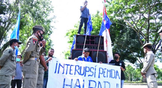 KETUA GMKI Halbar Foxet Nyong saat menyampaikan orasinya di depan kantor Bupati, Kamis (1/4/2021)