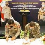 KAPOLDA Malut Irjen Pol Risyapudin Nursin dan Direktur Utama Trimegah Bangun Persada (TBP), Donald J Hermanus yang juga mewakili manajemen Harita Nickel melakukan penandatanganan Nota Kesepahaman bersama atau Memorandum of Understanding (MoU) terkait pengamanan terpadu dan pengelolaan sistem pengamanan objek vital nasional di Jakarta, Kamis (1/4/ 2021)