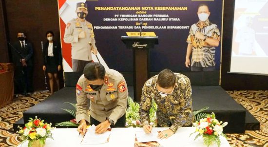 KAPOLDA Malut Irjen Pol Risyapudin Nursin dan Direktur Utama Trimegah Bangun Persada (TBP), Donald J Hermanus yang juga mewakili manajemen Harita Nickel melakukan penandatanganan Nota Kesepahaman bersama atau Memorandum of Understanding (MoU) terkait pengamanan terpadu dan pengelolaan sistem pengamanan objek vital nasional di Jakarta, Kamis (1/4/ 2021)