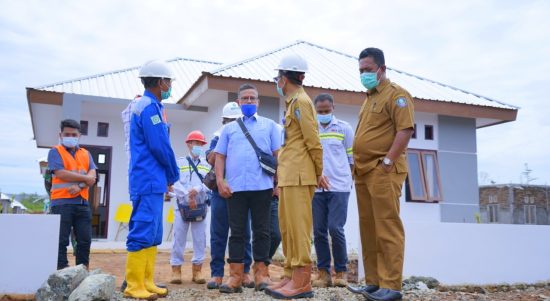 WAKIL Bupati Halmahera Selatan (tengah) Ia Hasjim saat mengunjungi pembangunan rumah di Desa Kawasi ,Selasa (6/4/2021)