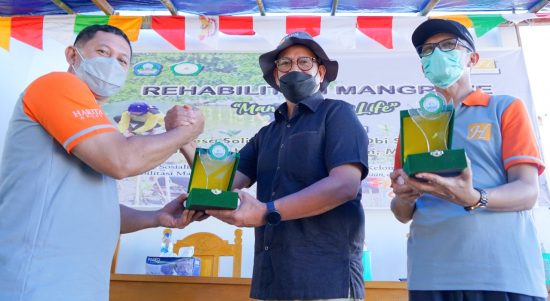 KEGIATAN serimonial penanaman pohon mangrove di Desa Soligi, Obi Selatan, Halsel