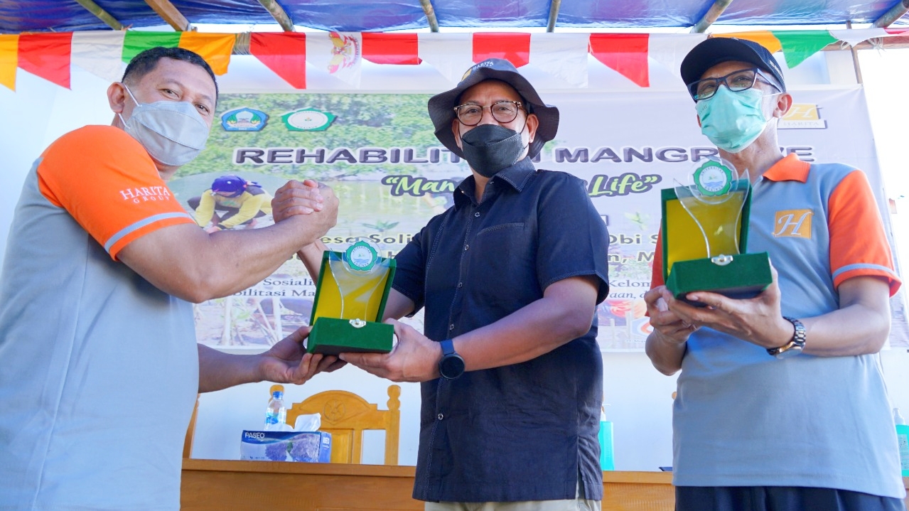 KEGIATAN serimonial penanaman pohon mangrove di Desa Soligi, Obi Selatan, Halsel