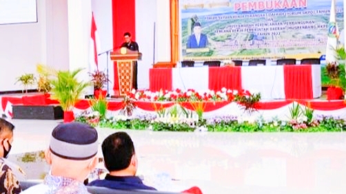 BUPATI Halmahera Timur (Haltim) Ubaid Yakub saat membuka kegiatan Musrenbang Kabupaten di Aula Kantor Bupati Haltim, Jum’at (9/4/2021)