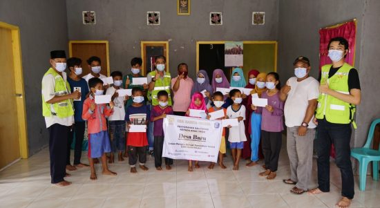 KOMPAK, pihak Harita Nickel foto bersama anak yatim di Desa Baru, Kecamatan Pulau Obi, pada Sabtu (8/5/2021)