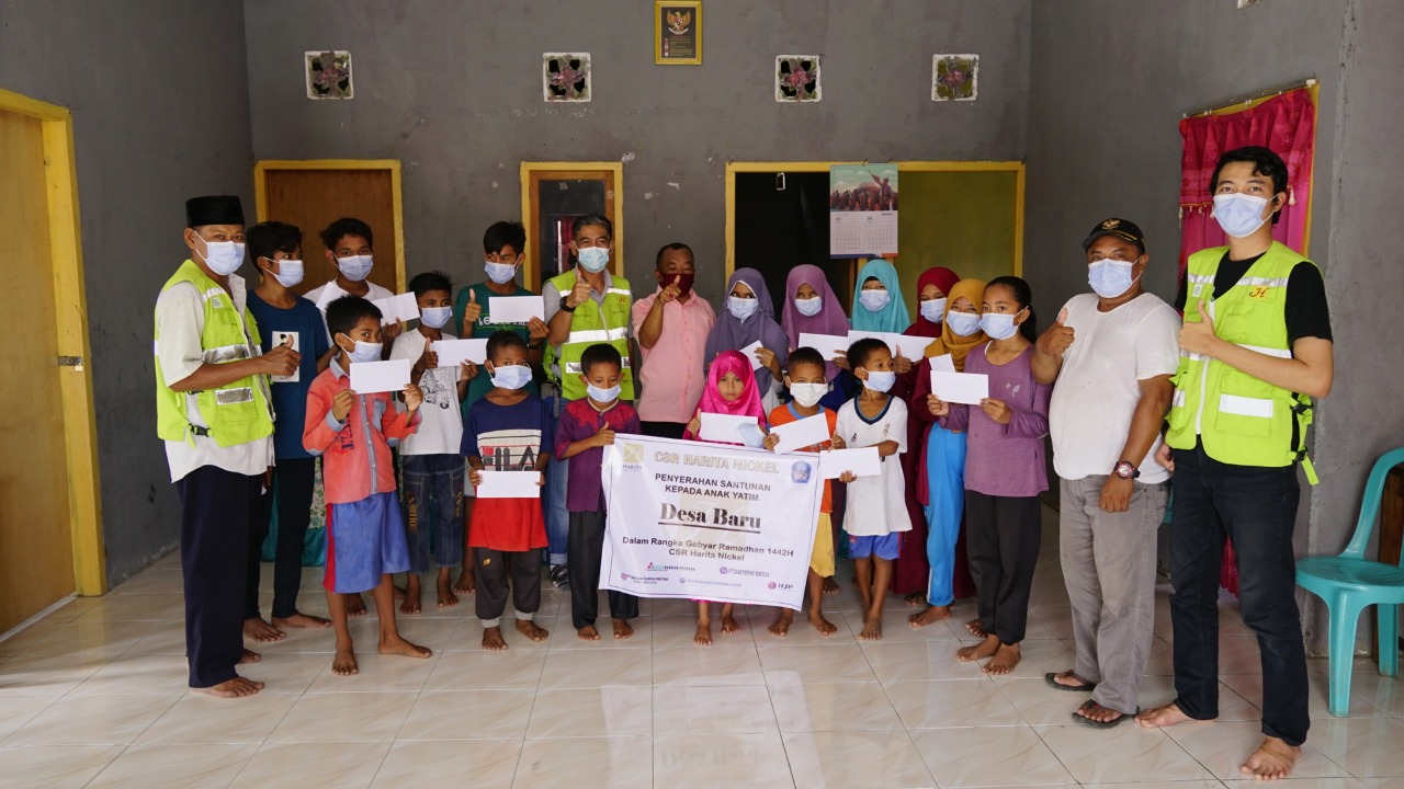 KOMPAK, pihak Harita Nickel foto bersama anak yatim di Desa Baru, Kecamatan Pulau Obi, pada Sabtu (8/5/2021)