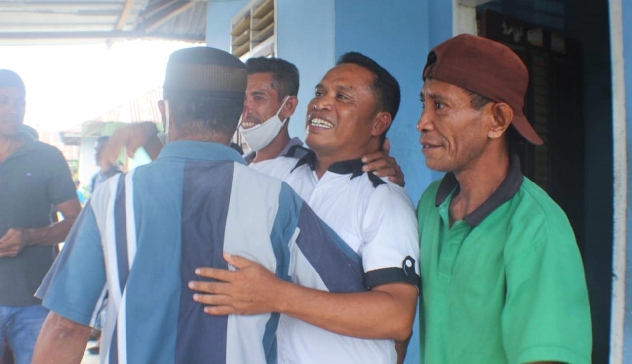 KEPALA Desa Waiboga Kecamatan Sulabesi Tengah, Hasanudin Tidore dipeluk pendukungnya usai dinyatakan pemenang Pilkades Waiboga
