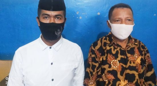 DUA Cakades Baleha, Mandala Saputra Upara (kiri) dan Cakades nomor urut 3, Arba Yakseb.