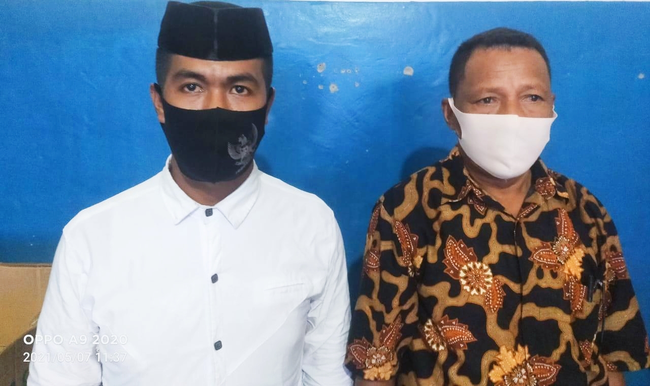 DUA Cakades Baleha, Mandala Saputra Upara (kiri) dan Cakades nomor urut 3, Arba Yakseb.